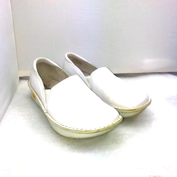 alegria nursing clogs